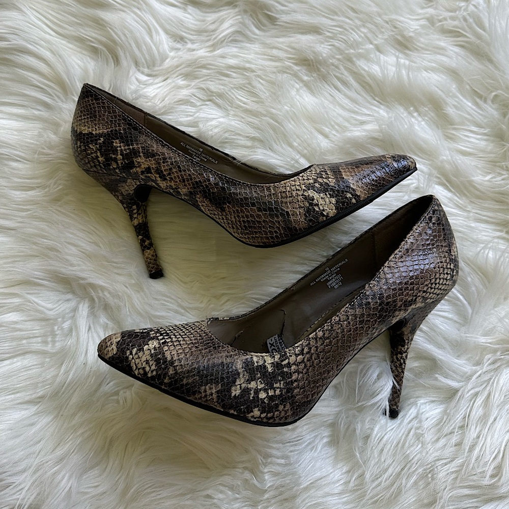 Mossimo Supply Co. cute black and tan snakeskin animal print pump heels